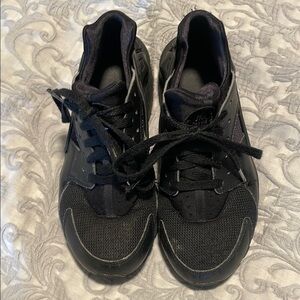 Men's Black Athletic Shoes